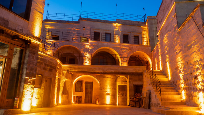 Leyla Cave House — avlu ve cephe